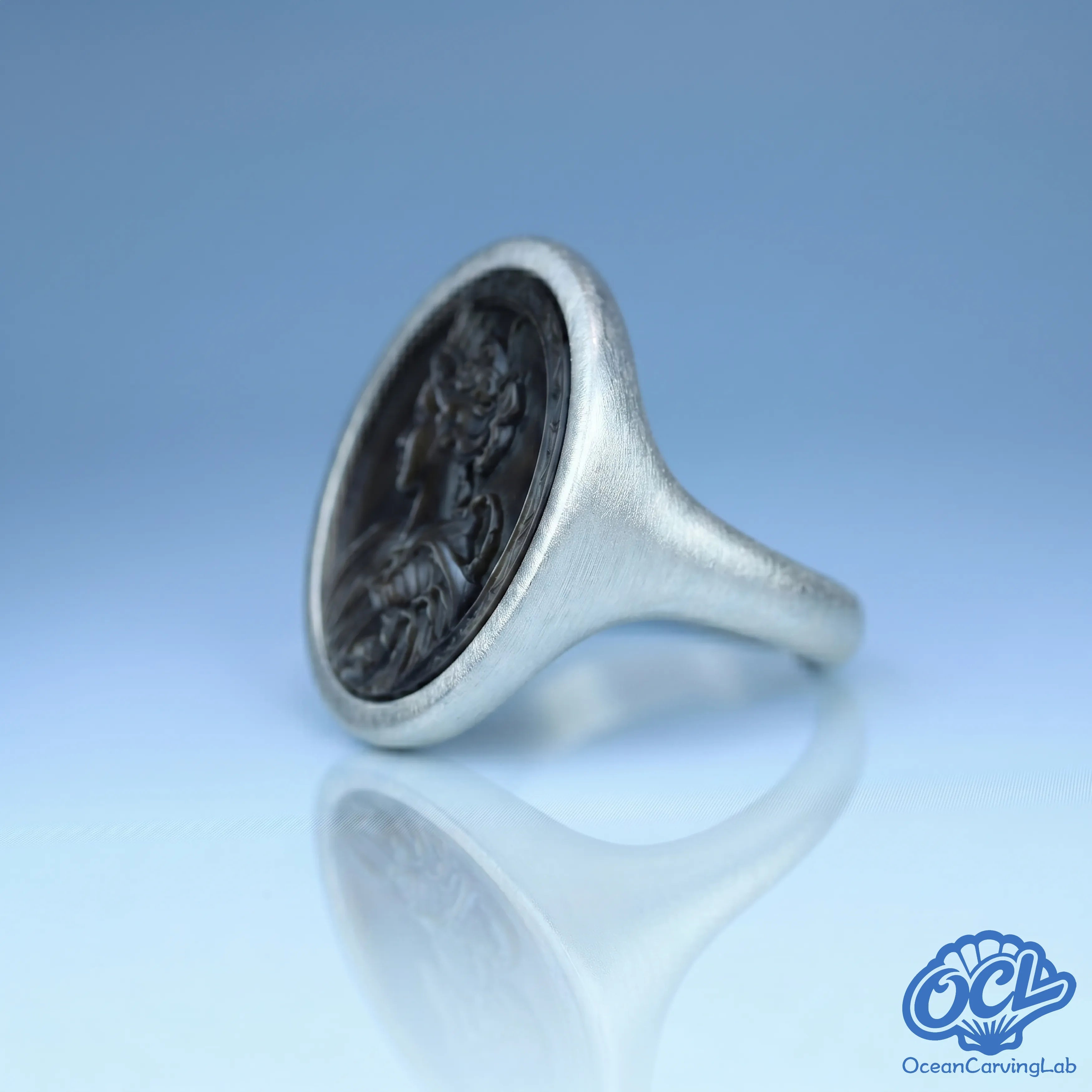 Mysterious Scorpio ring featuring high-luster 24k gold finish and deep black nacre.